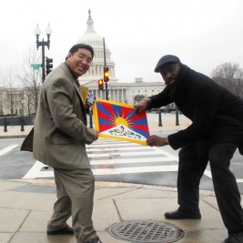 A passerby asked Tibet Lobby Day participants what had brought them to the Capital and then asked to take a photograph with the Tibetan flag.
