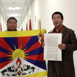 Tibet Lobby Day participants from Maryland display the Tibetan flag between meetings on Capital Hill.